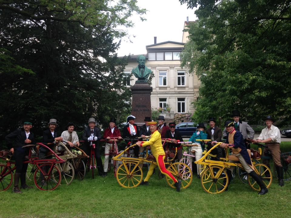 devant la statut de Carl Drais à Karlsruhe