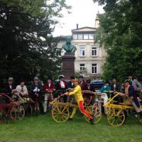 devant la statut de Carl Drais à Karlsruhe