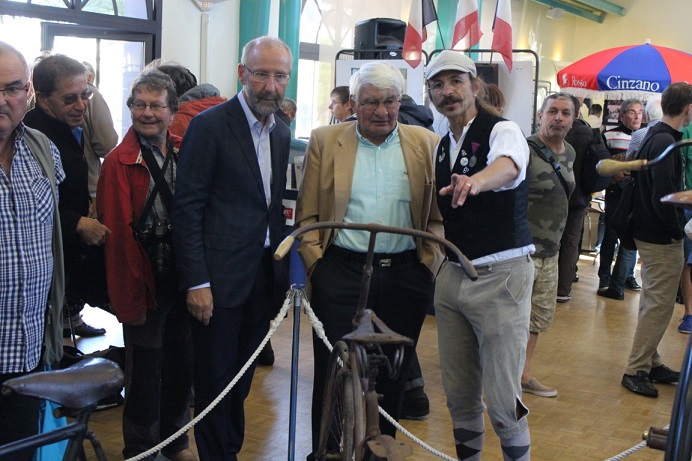 Monsieur le maire de St Brévin et Raymond Poulidor attentifs...