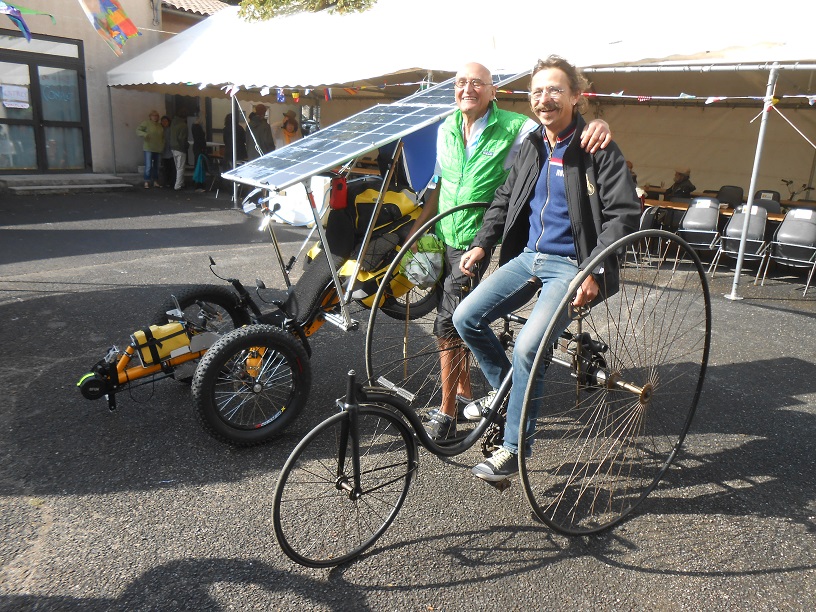 130 années séparent ces deux tricycles...